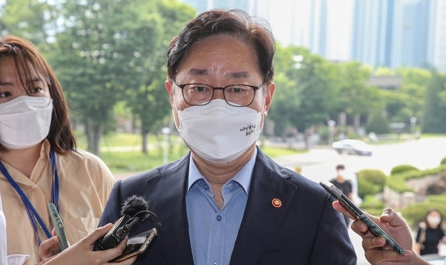 박범계 법무부 장관이 9일 오전 경기도 정부과천청사 법무부로 출근하며 취재진 질문에 답변하고 있다. (공동취재사진) 