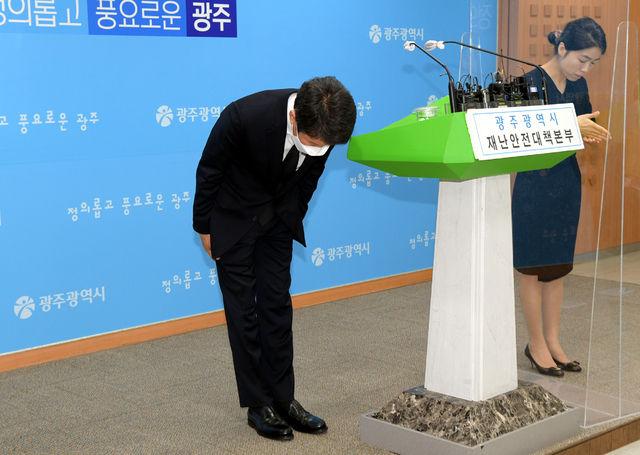 정몽규 HDC 회장이 광주 동구 학동 재개발 건물 붕괴 참사와 관련, 10일 광주시청 5층 브리핑룸에서 기자회견을 갖고 사과를 표명한 뒤 고개를 숙이고 있다. (사진=광주시 제공) 