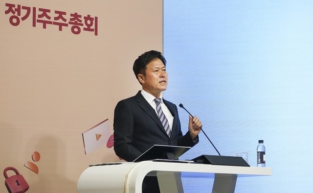 박정호 SK텔레콤 대표이사가 3월 25일 서울 을지로 T타워 SK텔레콤 본사 사옥 4층 수펙스홀에서 열린 제37기 정기 주주총회에 참석해 주주들에게 경영 성과 및 비전을 발표하고 있다. (사진=SK텔레콤 제공)