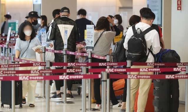김포국제공항 국내선 청사에서 여행객들이 탑승수속을 밟고 있다