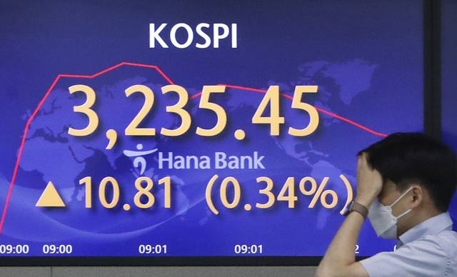 코스피가 전 거래일(3224.64)보다 2.34포인트(0.07%) 오른 3226.98에 출발한 11일 오전 서울 하나은행 딜링룸에서 딜러들이 업무를 보고 있다. 코스닥지수는 전 거래일(987.77)보다 1.62포인트(0.16%) 오른 989.39에 출발했다. 서울 외환시장에서 원·달러 환율은 전 거래일(1115.8원)보다 2.8원 내린 111.3원에 출발했다.