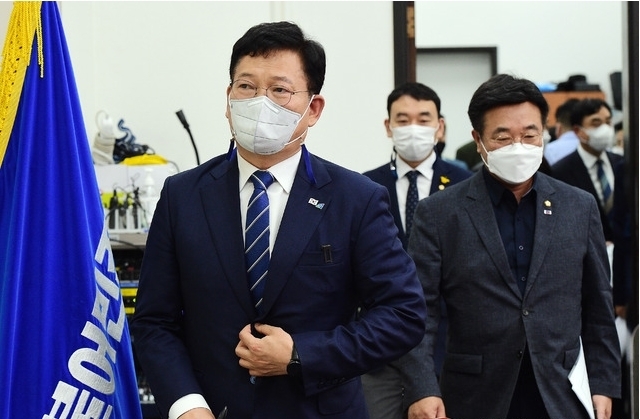 송영길 더불어민주당 대표가 9일 오전 서울 여의도 국회에서 열린 최고위원회의에 참석하고 있다. (공동취재사진)