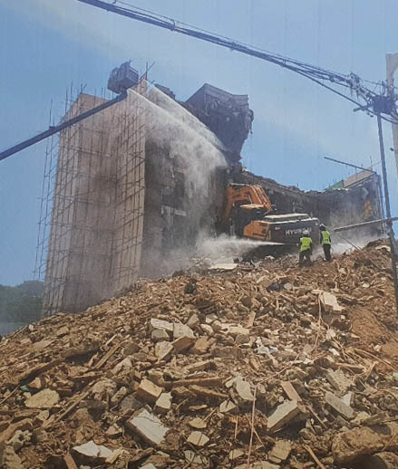 17명의 사상자를 낸 광주 동구 학동 재개발정비 4구역 철거 건물 붕괴 참사 사고와 관련, 붕괴 건축물이 무너져 도로로 쏟아지기 직전 철거 모습. 철거물 뒤편에 쌓아올린 건축잔재물 위에 굴삭기를 올려 일시 철거하고 있다. (사진=독자 제공)