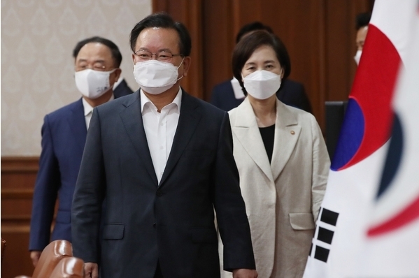 김부겸 국무총리와 홍남기 경제부총리 겸 기획재정부 장관, 유은혜 사회부총리 겸 교육부 장관. (공동취재사진)