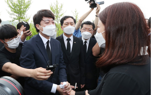 = 취임후 첫 공식 행보에 나선 이준석 국민의힘 당 대표가 14일 오전 대전광역시 유성구 국립대전현충원을 찾아 천안함46용사 묘역을 참배한 후 고 김경수 상사의 부인 윤미연씨를 위로하고 있다. (공동취재사진) 