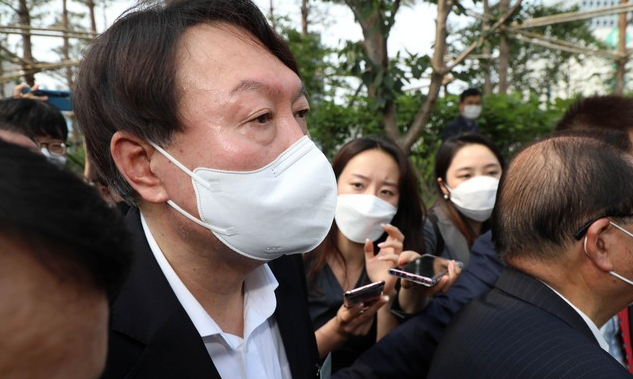 윤석열 전 검찰총장이 지난6월 9일 서울 중구 남산예장공원에서 열린 독립운동가 우당 이회영 선생 기념관 개관식에 참석해 기념관으로 이동 중 취재진의 질문을 듣고 있다.