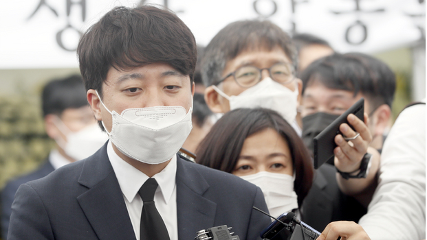 국민의힘 이준석 대표가 14일 오전 광주 동구 동구청 광장에 설치돼 있는 '광주 재개발 건물 붕괴 참사 희생자 합동분향소'를 찾아 조문한 뒤 입장을 밝히고 있다.