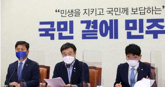 윤호중 더불어민주당 원내대표가 6월 15일 서울 여의도 국회에서 열린 원내대책회의에서 모두발언을 하고 있다.