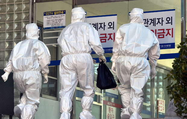 신종 코로나바이러스 감염증(코로나19)이 수도권을 중심으로 급확산 중인 가운데 지난 12월 16일 오전 대구 중구 계명대학교 대구동산병원에서 근무 교대를 위해 방호복을 착용한 의료진이 코로나19 격리병동으로 들어가고 있다.