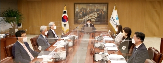 이주열 한국은행 총재가 지난달 27일 오전 서울 중구 한국은행에서 열린 금융통화위원회 본회의에서 회의를 주재하고 있다. (사진=한국은행 제공)