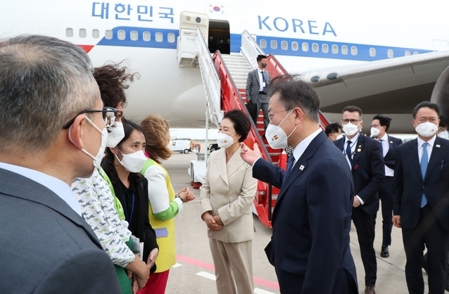 스페인을 국빈 방문 중인 문재인 대통령과 김정숙 여사가 16일(현지시간) 스페인 바르셀로나 엘프라트 공항에 도착해 공군1호기에서 내려 환영인사와 인사를 나누고 있다.