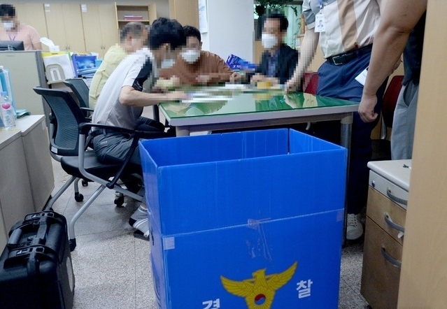 광주경찰청 수사관들이 15일 오후 광주 동구청 사무실에서 학동 재개발4구역 철거현장 붕괴 사고와 관련해 압수수색을 벌이고 있다.