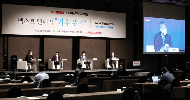 17일 오전 서울 중구 플라자호텔 그랜드볼룸에서 뉴시스 포럼 2021 '넥스트 팬데믹 기후위기' 대응-탄소 중립 & 기후 금융을 주제로 토론이 진행되고 있다. 왼쪽부터 김정인 중앙대 경제학부 교수, 유재열 한화큐셀 한국M&S사업부문장, 안윤기 포스코경영연구원 상무, 최호 KDB산업은행 ESG·뉴딜총괄담당. 