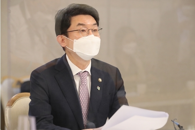 이억원 기획재정부 제1차관이 18일 오전 서울 종로구 정부서울청사에서 열린 제10차 국가경쟁력정책협의회에 참석해 발언하고 있다.
