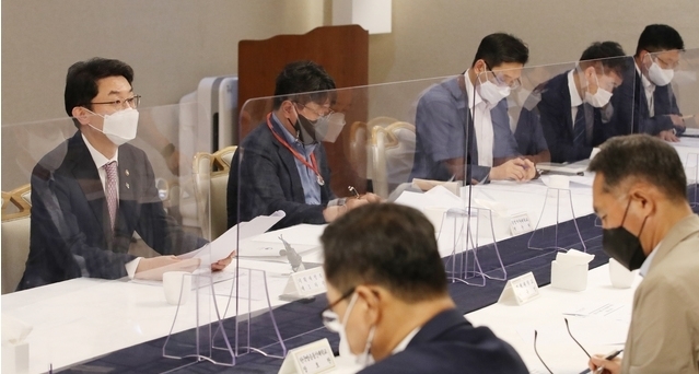 이억원 기획재정부 제1차관이 18일 오전 서울 종로구 정부서울청사에서 열린 제10차 국가경쟁력정책협의회에 참석해 발언하고 있다.