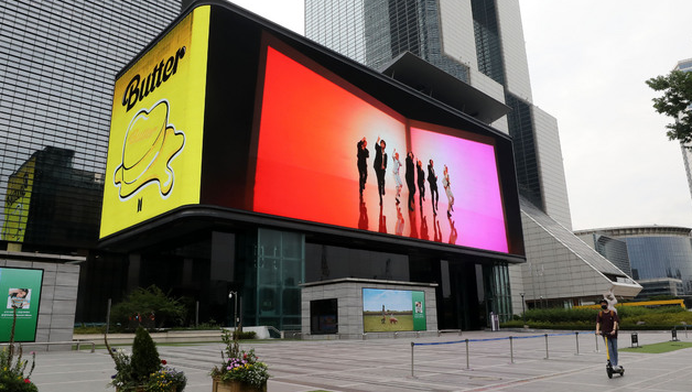 6월 15일 오후 서울 강남구 코엑스 앞 전광판에 방탄소년단(BTS)의 '버터(Butter)' 뮤직비디오가 나오고 있다. 방탄소년단(BTS)은 '버터'(Butter)로 미국 빌보드 싱글 차트 '핫100'에서 3주 연속 1위를 지키며 신기록을 기록했다.