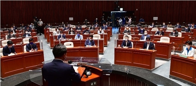윤호중 더불어민주당 원내대표가 18일 오후 서울 여의도 국회에서 열린 더불어민주당 부동산 세제 논의를 위한 정책 의원총회에 참석해 발언하고 있다. (공동취재사진)