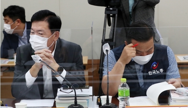 지난 15일 오후 정부세종청사 고용노동부에서 열린 2022년 적용 최저임금 심의를 위한 최저임금위원회 3차 전원회의에서 류기정 사용자측 위원(왼쪽)과 이동호 근로자측 위원이 박준식 위원장의 모두발언을 경청하고 있다. 이번 3차 전원회의에는 근로자위원, 사용자위원, 공익위원들이 전원 참석했다. (공동취재사진)