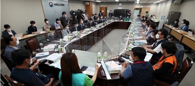 지난 15일 오후 정부세종청사 고용노동부에서 열린 2022년 적용 최저임금 심의를 위한 최저임금위원회 3차 전원회의에 참석한 위원들이 박준식 위원장의 발언을 듣고 있다. 이번 3차 전원회의에는 근로자위원, 사용자위원, 공익위원들이 전원 참석했다. (공동취재사진) 