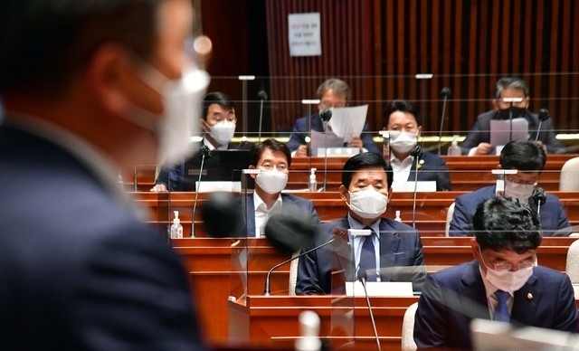 김진표 더불어민주당 부동산특별위원회 위원장이 지난 18일 오후 서울 영등포구 국회에서 열린 의원 총회에 참석해 윤호중 원내대표의 발언을 듣고 있다. (공동취재사진) 