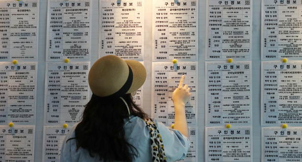 지난5월 12일 오후 서울 성동구 희망일자리센터에서 시민들이 구인정보를 살펴보고 있다. 통계청이 이날 발표한 4월 고용동향에 따르면 지난달 취업자 수는 2721만4000명으로 전년보다 65만2000명 증가 했으며 지난 3월에 이어 두달 연속 취업자 수가 증가해 2014년 8월(67만명) 이후 6년 8개월만에 최대 증가 폭을 기록했다.