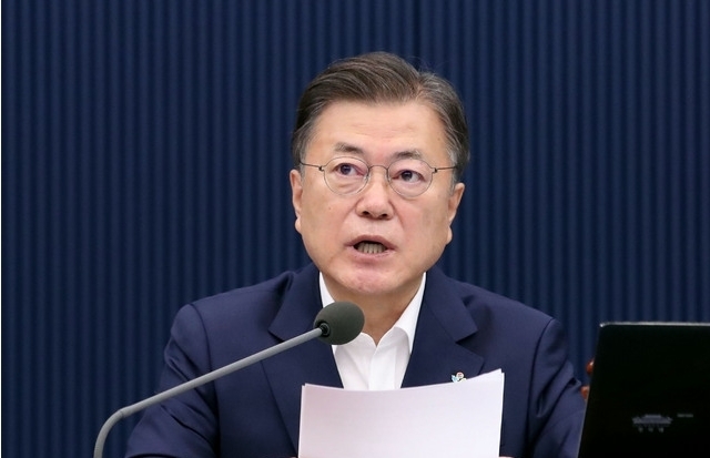 문재인 대통령이 21일 오전 청와대에서 열린 국무회의에 참석해 발언하고 있다. 