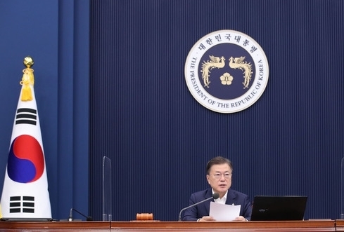 문재인 대통령이 21일 오전 청와대에서 열린 국무회의에 참석해 발언하고 있다. 