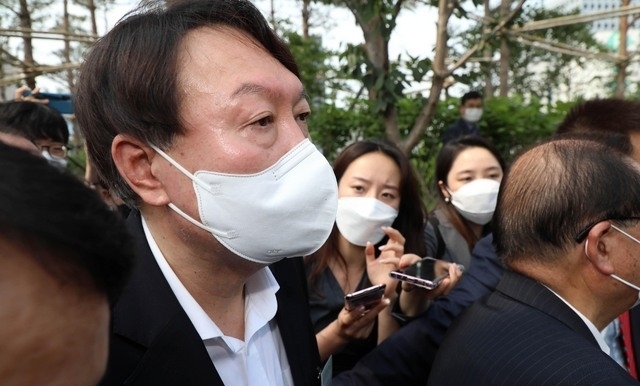 윤석열 전 검찰총장이 지난 9일 서울 중구 남산예장공원에서 열린 독립운동가 우당 이회영 선생 기념관 개관식에 참석해 기념관으로 이동 중 취재진의 질문을 듣고 있다. (공동취재사진) 
