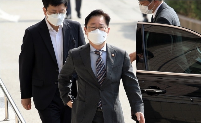박범계 법무부 장관이 지난 21일 오전 경기도 과천시 정부과천청사 법무부로 출근하고 있다. 