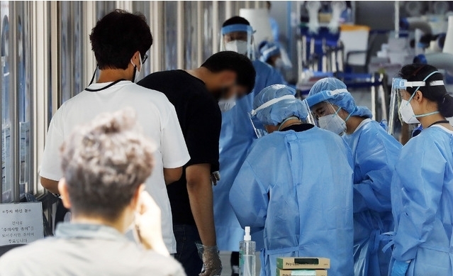 코로나19 신규 확진자가 645명으로 집계된 지난 23일 오후 서울 동대문구 선별진료소에서 시민들이 검사를 받기 위해 접수하고 있다.
