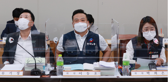  지난 6월 22일 오후 세종시 정부세종청사 최저임금위원회 회의실에서 열린 4차 전원회의에서 근로자위원인 박희은 민주노총 부위원장(오른쪽)이 발언하는 사이 근로자위원 이동호 한국노총 사무총장(가운데)과 사용자위원인 한국경영자총협회 류기정 전무가 생각에 잠겨 있다. (공동취재사진)