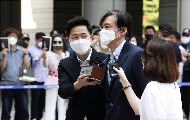 조국 전 법무부 장관이 25일 서울 서초구 서울중앙지법에서 열린 '자녀 입시비리 혐의' 관련 11차 공판에 출석하고 있다.