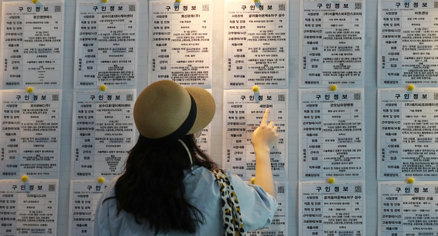 지난 5월 12일 오후 서울 성동구 희망일자리센터에서 시민들이 구인정보를 살펴보고 있다. 통계청이 이날 발표한 4월 고용동향에 따르면 지난달 취업자 수는 2721만4000명으로 전년보다 65만2000명 증가 했으며 지난 3월에 이어 두달 연속 취업자 수가 증가해 2014년 8월(67만명) 이후 6년 8개월만에 최대 증가 폭을 기록했다.