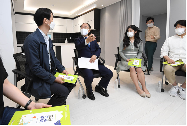 = 홍남기 경제부총리 겸 기획재정부 장관이 3일 오후 부동산 관련 현장 방문의 일환으로 공공 전세주택인 안양 미래타운을 방문해 입주 예정자, 대학생 기자단과 간담회를 하고 있다. (사진=기획재정부 제공) 