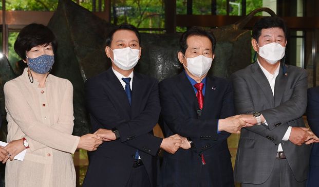 = 여권 대선 후보인 정세균 전 국무총리와 이광재 더불어민주당 의원이 28일 오전 서울 여의도 한국거래소에서 단일화 추진 발표 기자회견에 앞서 손을 맞잡고 기념촬영을 하고 있다.