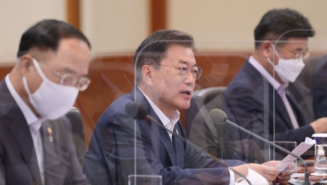 문재인 대통령이 28일 청와대 본관 세종실에서 열린 확대경제장관회의에서 발언하고 있다. 