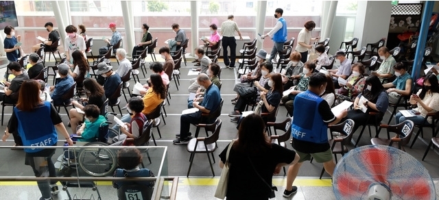 서울 성북구청에 마련된 성북구 코로나19 예방 접종센터에서 백신 접종을 마친 시민들이 이상반응 확인을 하기 위해 대기하고 있다. 2021.06.25. 