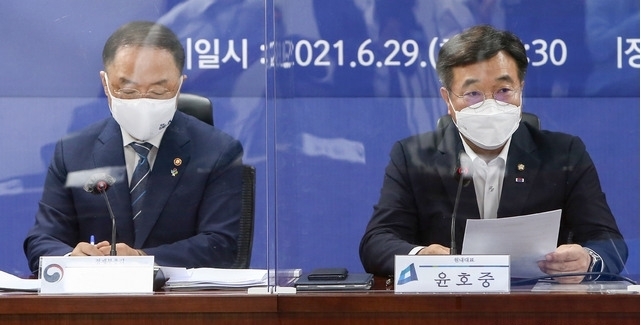 윤호중 더불어민주당 원내대표가 29일 오전 서울 여의도 국회 의원회관에서 열린 '2021 제2차 추가경정예산안 당정협의'에 참석해 발언하고 있다.홍남기(왼쪽) 경제부총리 겸 기획재정부 장관. (공동취재사진)