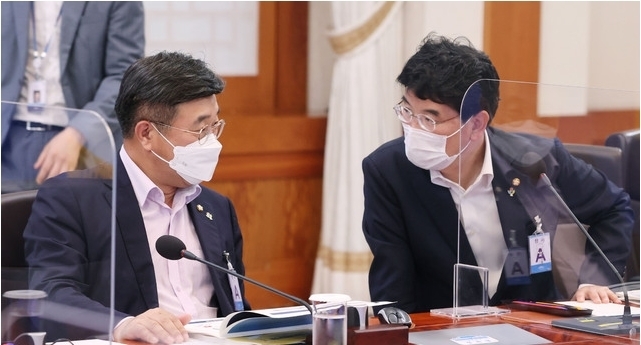 더불어민주당 윤호중 원내대표와 박완주 정책위의장이 28일 청와대 본관 세종실에서 열린 확대경제장관회의에 참석해 대화를 하고 있다.