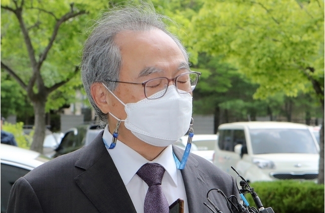 직원 강제추행 등의 혐의로 기소된 오거돈 전 부산시장이 29일 오전 1심 선고 공판에 출석하기 위해 부산지법 법정으로 향하며 취재진의 질문에 답하고 있다.