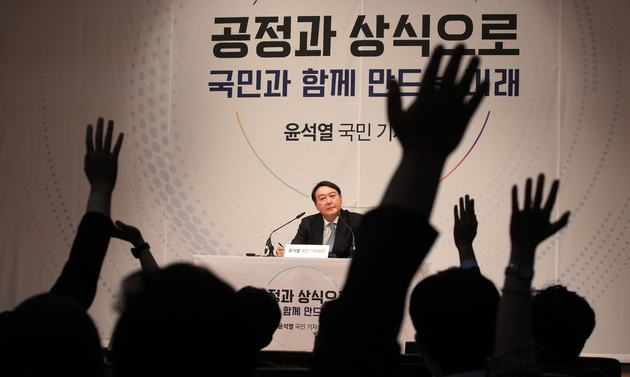 윤석열 전 검찰총장이 29일 오후 서울 서초구 매헌 윤봉길 의사 기념관에서 대선출마 선언을 한 뒤 기자들과 일문일답을 하고 있다. 