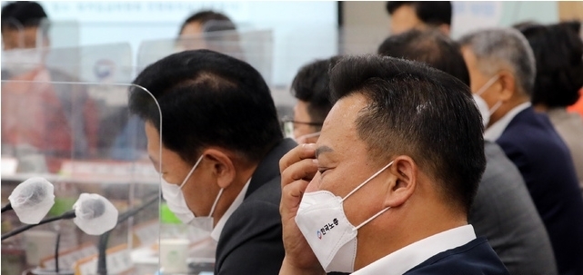 이동호 근로자위원(한국노총 사무총장)이 29일 정부세종청사 고용노동부 내 최저임금위원회 전원회의실에서 열린 제6차 전원회의에서 생각에 잠겨 있다. 2021.06.29.