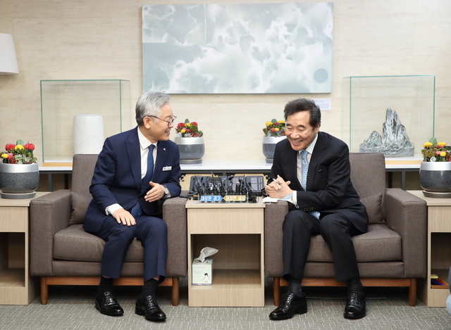 이재명 경기도지사가 경기도청을 방문한 이낙연 더불어민주당 대표를 접견, 환담을 나누고 있다. 2020.7.30. (사진=경기도 제공) 