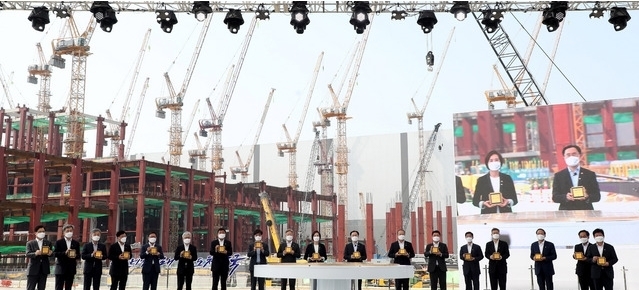 삼성전자 평택단지 3라인 건설현장에 마련된 야외무대에서 열린 'K-반도체 전략 보고'에 참석해 '반도체 생태계 강화 연대 협력 협약'후 사인된 반도체 모형을 들고 기념촬영을 하고 있다. 2021.05.13. 