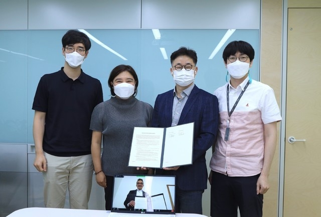 튀빙겐대학교 피터 그라트볼 공동 총장(모니터 화면)과 (왼쪽부터)네이버 오성준 AI Lab TL, 채선주 최고커뮤니케이션책임자(CCO), 정석근 클로바 CIC 대표, 하정우 AI Lab 소장. (사진=네이버 제공) 