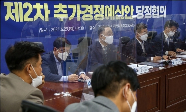 홍남기 경제부총리 겸 기획재정부 장관이 29일 오전 서울 여의도 국회 의원회관에서 열린 '2021 제2차 추가경정예산안 당정협의'에 참석해 발언하고 있다. (공동취재사진) 2021.06.29.