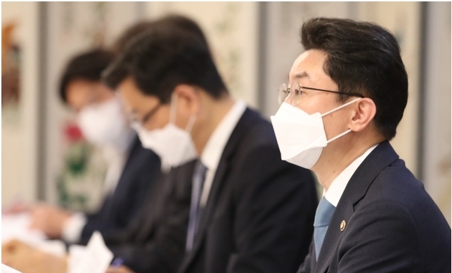 이억원 기획재정부 제1차관이 2일 오전 서울 종로구 정부서울청사에서 열린 제22차 혁신성장 전략점검회의 겸 코로나 정책점검회의 겸 한국판뉴딜 점검 TF 겸 제16차 물가관계차관회의에 참석해 발언하고 있다. 