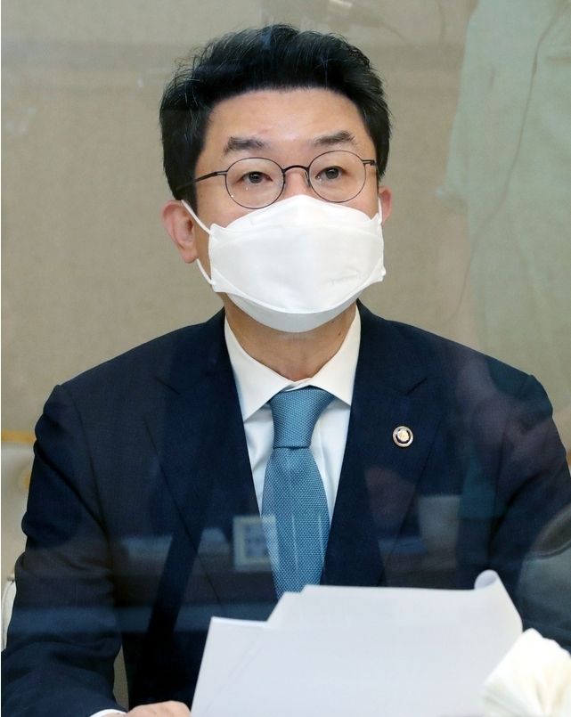 이억원 기획재정부 제1차관이 2일 오전 서울 종로구 정부서울청사에서 열린 제22차 혁신성장 전략점검회의 겸 코로나 정책점검회의 겸 한국판뉴딜 점검 TF 겸 제16차 물가관계차관회의에 참석해 발언하고 있다.