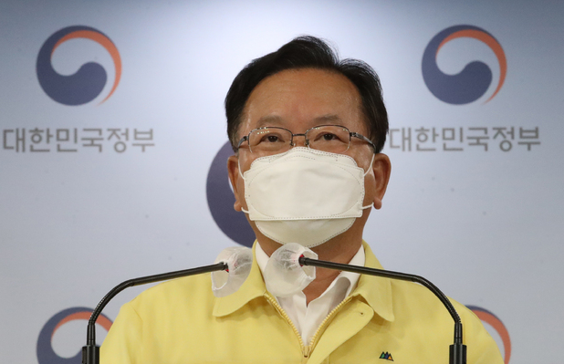 김부겸 국무총리가 7월 2일 서울 종로구 정부서울청사에서 코로나19 관련 대국민 담화를 발표하고 있다.