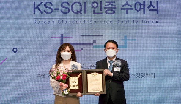 지난 1일 서울 중구 소공동 롯데호텔에서 열린 ‘2021 KS-SQI 인증 수여식’에서 11번가 모선숙 고객중심경영담당(사진 왼쪽)이 한국표준협회 강명수 회장(사진 오른쪽)으로부터 KS-SQI 인증패를 수여받았다. (사진=11번가 제공).